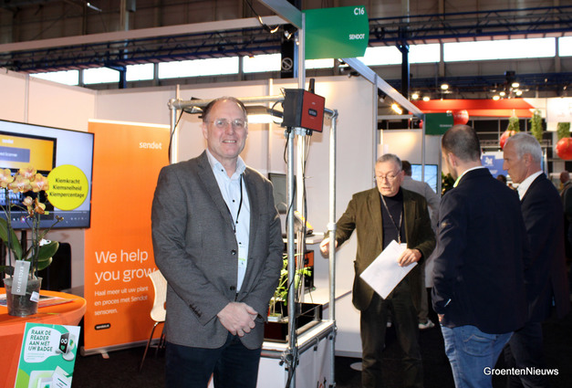 Bert van Tol (Sendot) with colleague Frits van Horssen in the background in conversation. Sendot is presenting a new generation of sensors, more information to follow.