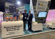 Emilio Martinez, Julia Creus, Juan Paolo Vega, and Mikhail Sagal from Advanced Nutrients and TSRgrow presented their science-backed nutrition solutions for vertical farming.